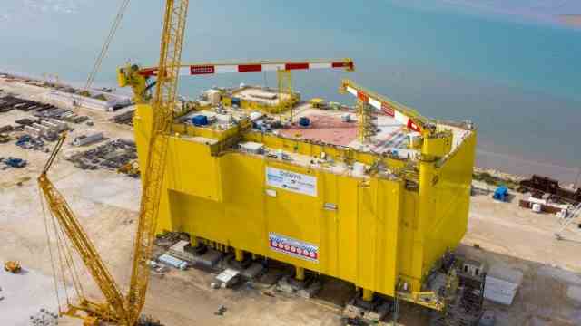 Siemens Energy: Weighing 11,000 tons, all in yellow and with the appearance of a giant battery: the converter station, which Siemens Energy is equipping with power transmission technology.