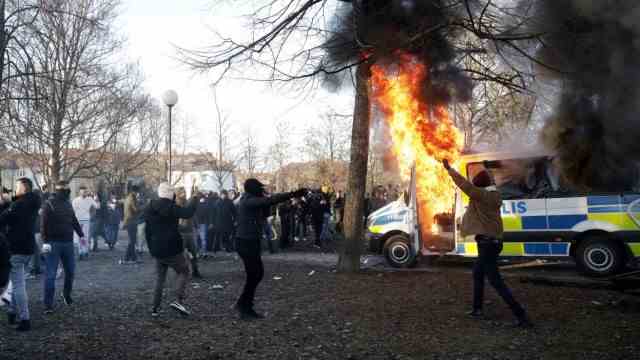 Sweden: Demonstrators set fire to a police bus in Örebro on Good Friday.