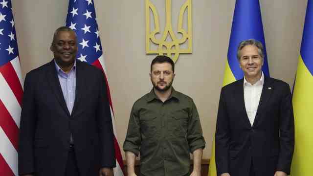 Ukraine: Zelensky framed by Austin (left) and Blinken.