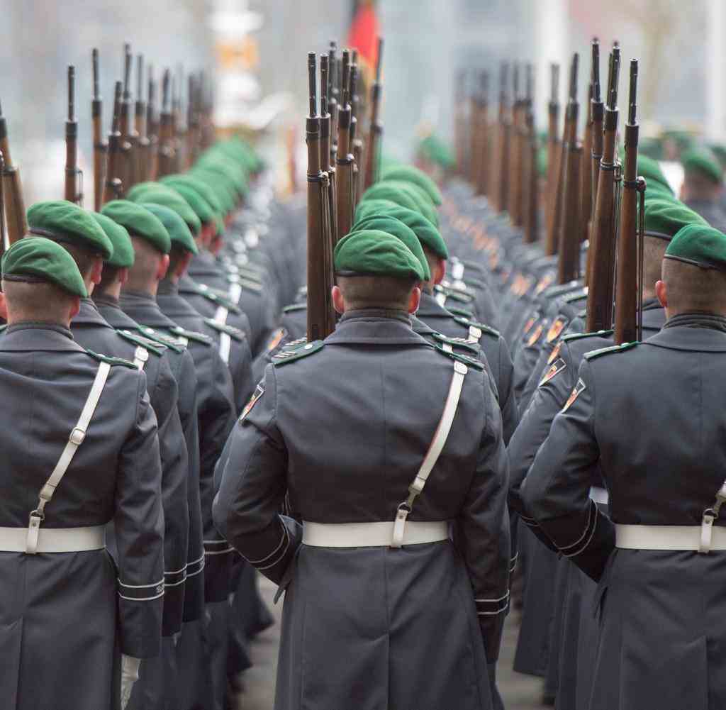 Die Soldaten des Wachbataillons treten am 06.02.2015 in Berlin für den Empfang des irakischen Ministerpräsidenten an. Foto: Maurizio Gambarini/dpa ++