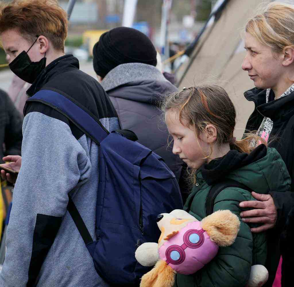 Menschen, die vor dem Krieg in der Ukraine geflohen sind, besteigen am polnisch-ukrainischen Grenzübergang in Medyka einen Bus