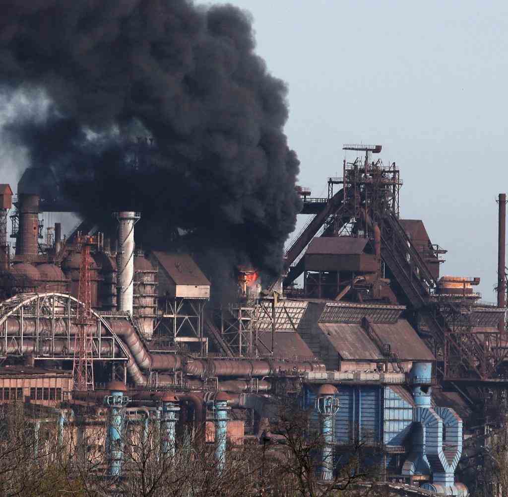 Rauchbildung über dem belagerten Stahlwerk in Mariupol auf einer Aufnahme von Ende April