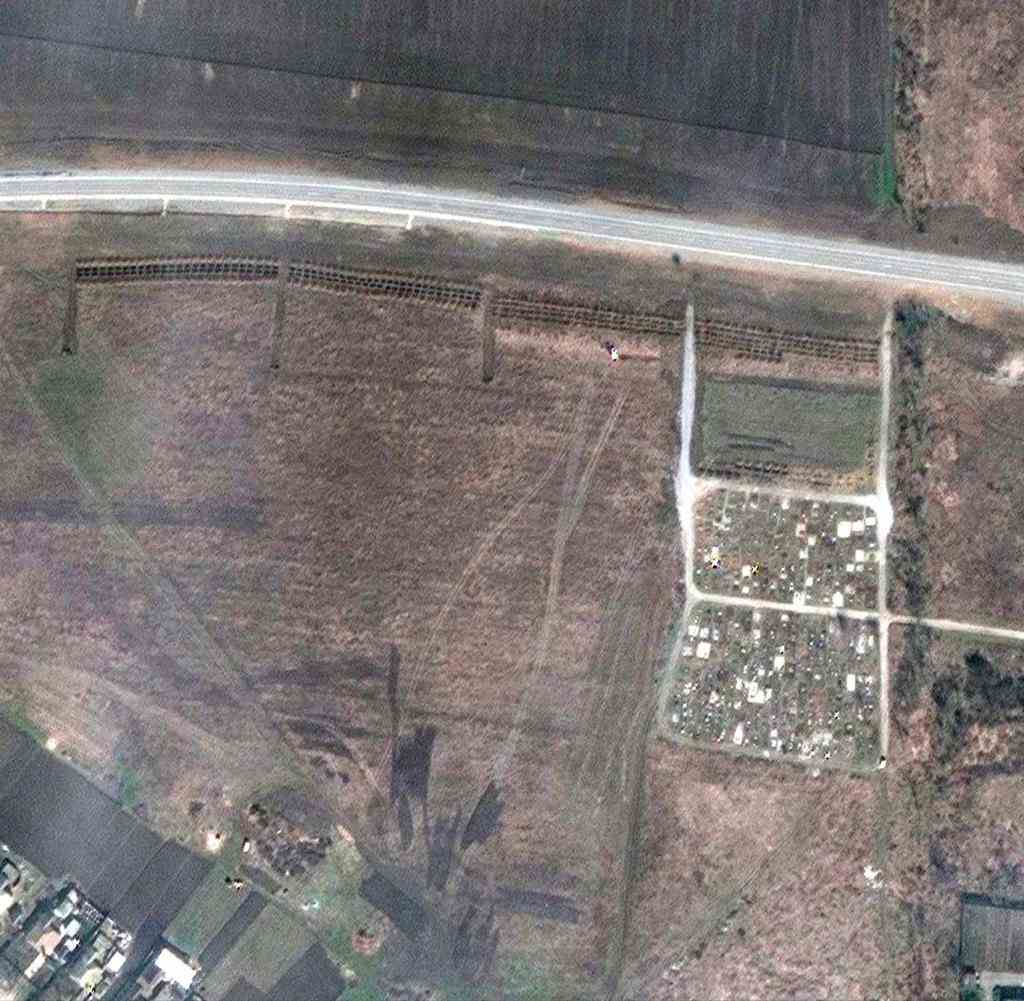 Ein Maxar-Satellitenfoto von Manhusch – rund 20 Kilometer westlich von Mariupol – soll ein Massengrab parallel zu einem Straßenverlauf zeigen