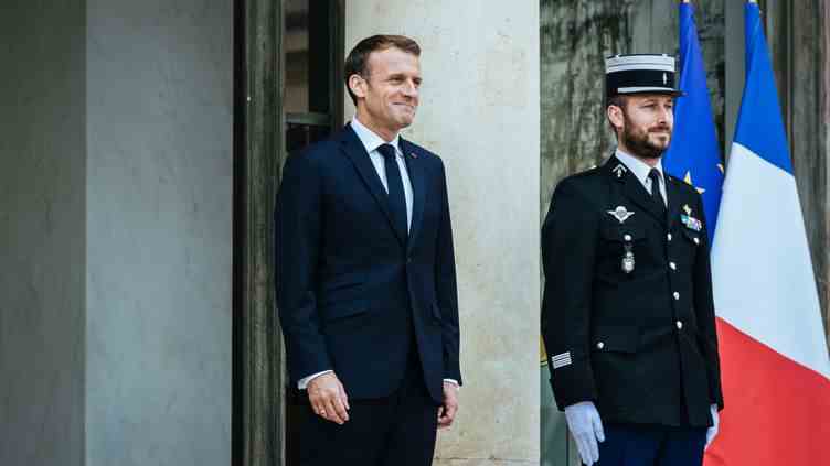 Emmanuel Macron sur le perron de l'Elysée, le 14 octobre 2019. (KARINE PIERRE / HANS LUCAS / AFP)