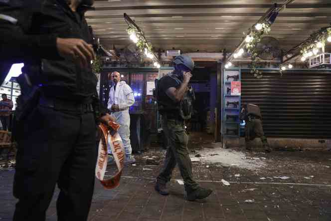 Israeli police inspect the scene of the new terror attack, in Tel Aviv, April 7, 2022.