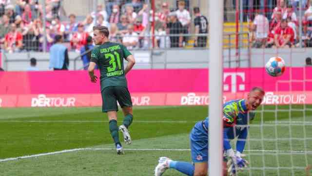 1. FC Köln: Of all things: Former Cologne player Yannick Gerhardt scores for VfL Wolfsburg against Marvin Schwäbe.