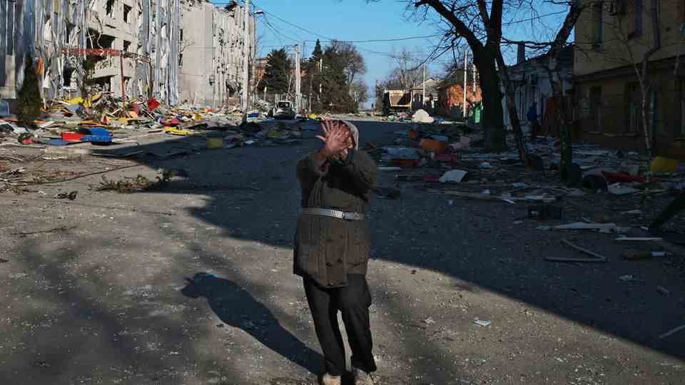 Im Zentrum von Mariupol, Ukraine, nahe der Frontlinien haben vor allem die ärmeren Menschen keine Möglichkeiten mehr zu fliehen