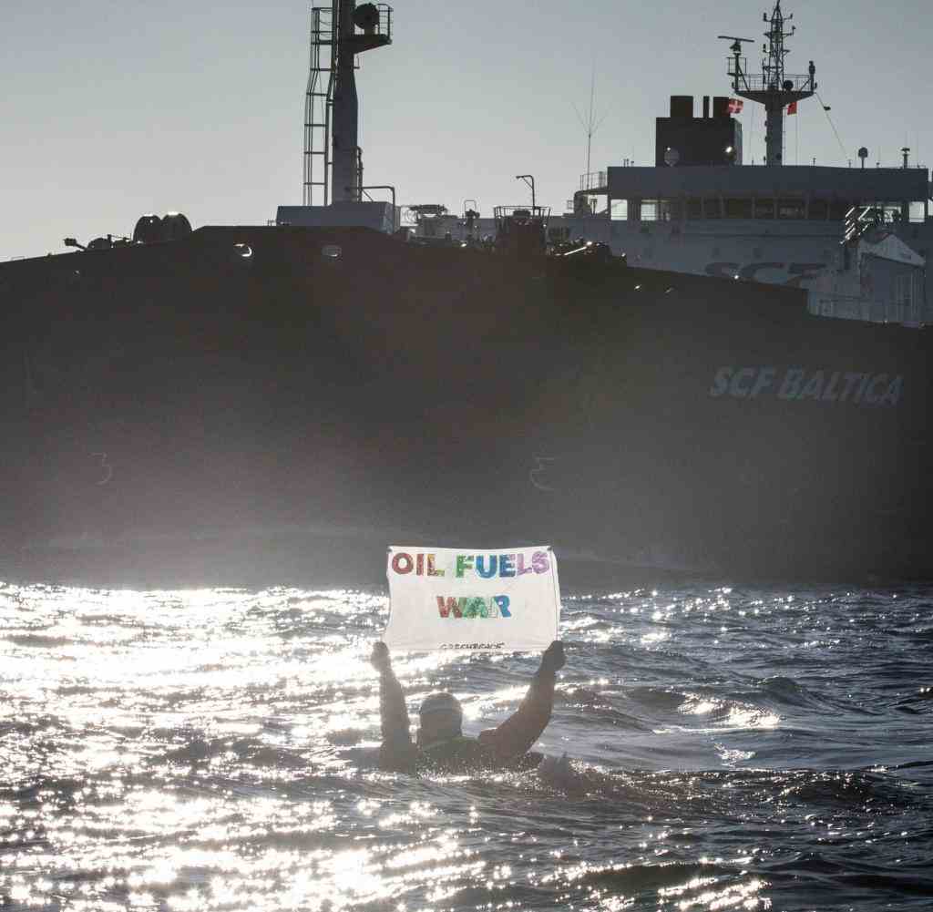 Umweltschützer protestieren in der Ostsee gegen russische Öltanker