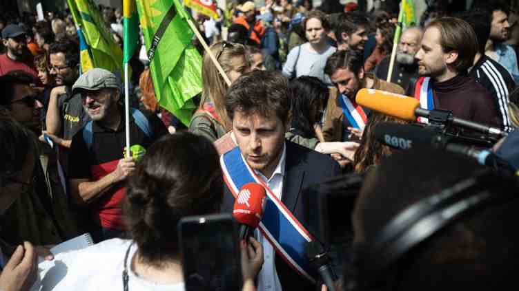Le secrétaire national d'EELV, Julien Bayou, répond à la presse lors de la manifestation du 1er mai 2022 à Paris. (STEPHANE DUPRAT / HANS LUCAS / AFP)