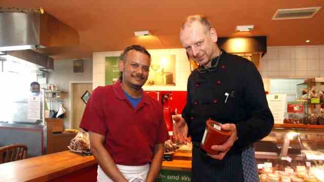 Gastronomy: Jörg Schmitz (right) and his employee Chaminda Samaraweera after the work is done.