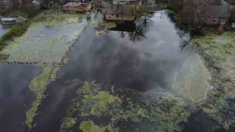 Les maisons inondées du village de Demydiv, le 30 avril 2022. (NICOLAS GARCIA / AFP)