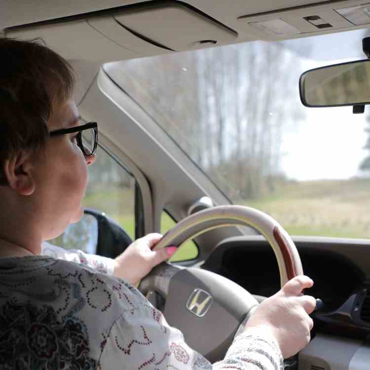 Katarzyna Proch, membre du groupe "Les femmes prennent le volant", conduit vers la frontière entre l'Ukraine et la Pologne, le 14 avril 2022 près de Lublin (Pologne).  (VALENTINE PASQUESOONE / FRANCEINFO)