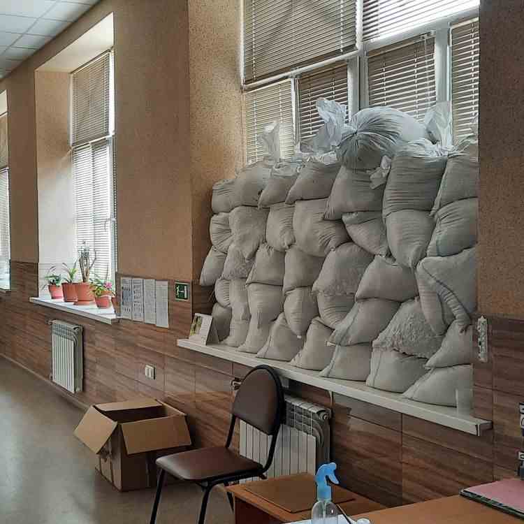 L'hôpital de Kramatorsk s'est protégé avec des sacs de sables.  (FARIDA NOUAR / FRANCEINFO)