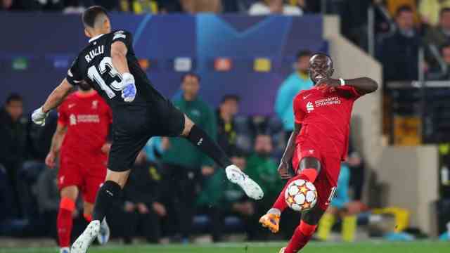 Liverpool coach Jürgen Klopp: Two mistakes and an impetuous excursion: Gerónimo Rulli (left) comes too late against Liverpool's Sadio Mané.