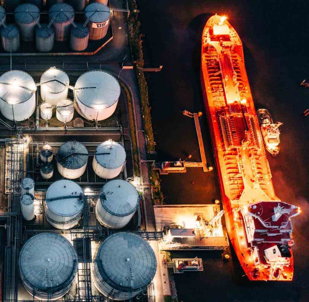 Ein Öltanker am Hamburger Hafen