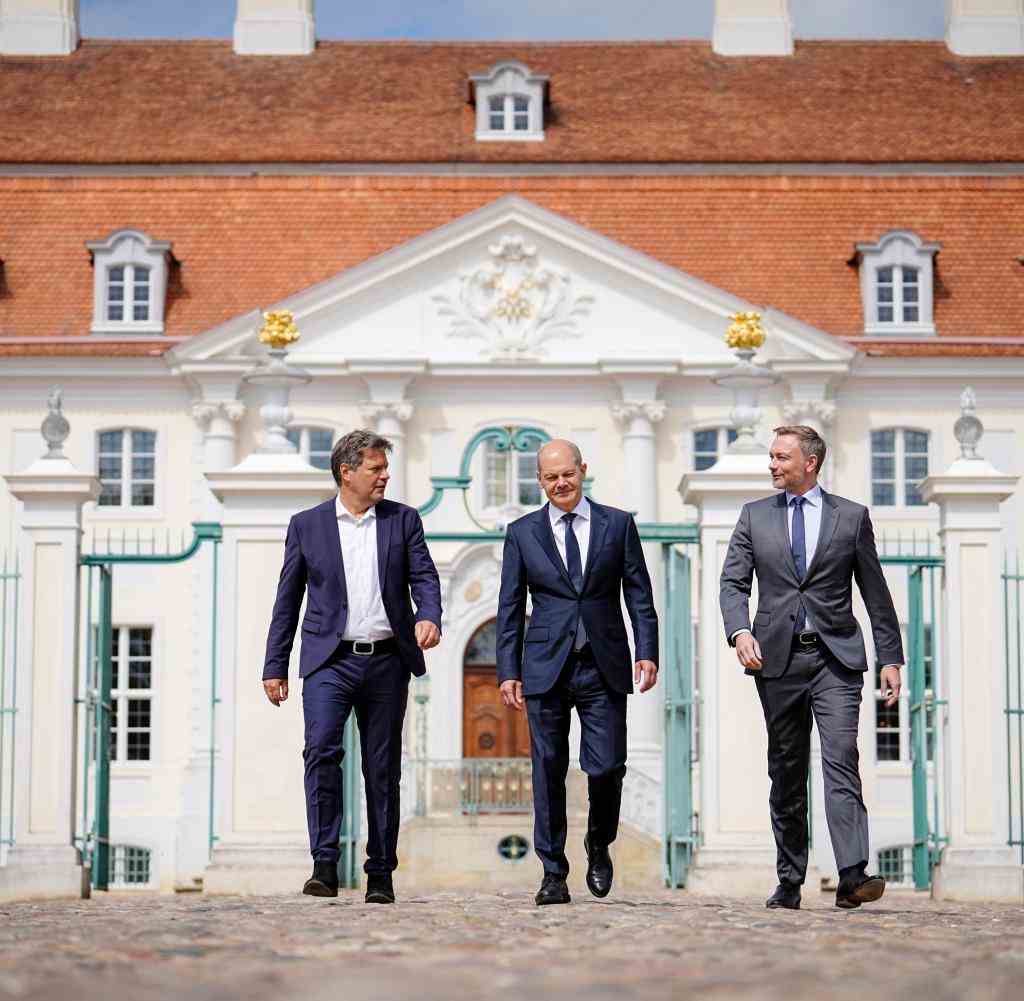 Vizekanzler Robert Habeck (Grüne), Bundeskanzler Olaf Scholz und Finanzminister Christian Lindner (FDP) auf Schloss Meseberg
