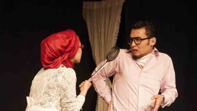 travel book "Finding Afghanistan": A stage kiss can already lead to a scandal: Afghan actors at a theater performance in Kabul in 2015.