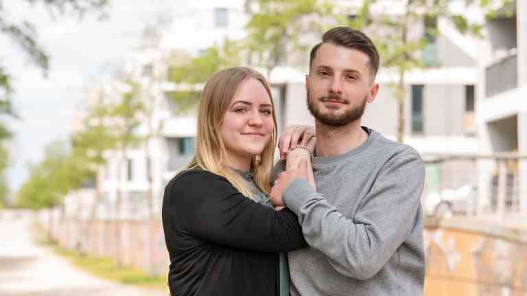 Driver Johannes K. (31) and office clerk Jesica S. (25) moved into a 60 m² apartment in December 2020.  “The cold rent is less than 10 euros, is still affordable.  First occupancy with a view of the water – we like living here” (Photo: christian lohse)