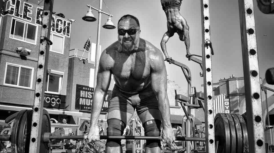 Photographer Dotan Saguy spent three years documenting life on Venice Beach in Los Angeles.  In this illustrated book, he introduces some of the people he met during this time.  There is, for example, the well-known Austrian athlete Ike Catcher, who lifts his astral body into the air in the background, while in front a weightlifter lifts heavy irons.  This shot is from the world-famous Muscle Beach: it's the place where the fitness boom of the 1930s took off, attracting people from all over the world and creating a unique blend of bodybuilding and acrobatics.
