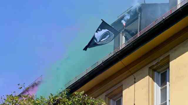 Protests against the IAA auto show: The squatters hung banners from the building on Karlstrasse and lit smoke pots.