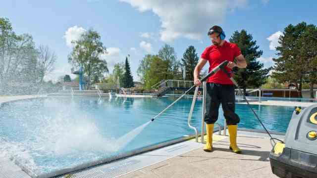 Sports and leisure in the district of Ebersberg: Before the swimmers and paddlers come, everything is cleaned with high pressure.