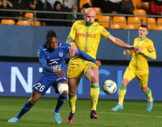 Nicolas Pallois should be out a month after his injury at Troyes. 