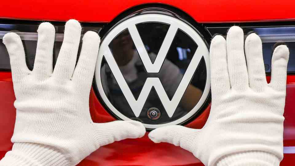 Cars: According to the representative survey of 4000 consumers, Volkswagen has the most brand fans of all car manufacturers.  Mercedes, BMW and Audi follow.  Stock market darling Tesla does not (yet) appear in the top ten of consumers.
