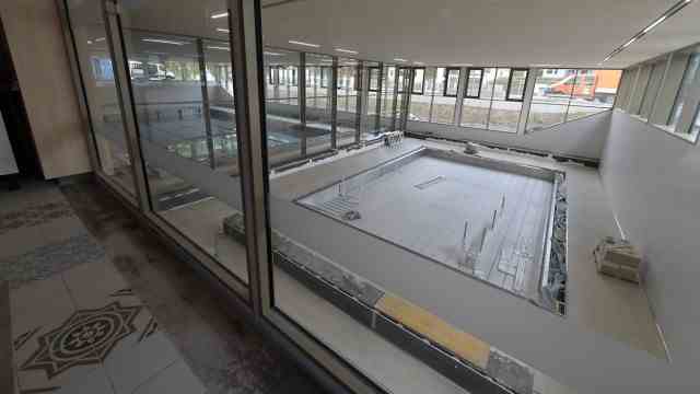 Hohenbrunn: lowerable floor: the teaching pool is technically up to date.