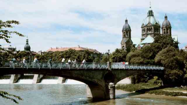 Celebrity tips for Munich and the region: Popular bridge for walkers: the cable bridge connects Maxanlagen with the Lukaskirche.