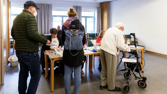 Voters stand in a polling station in Bargteheide © dpa-Bildfunk Photo: Markus Scholz