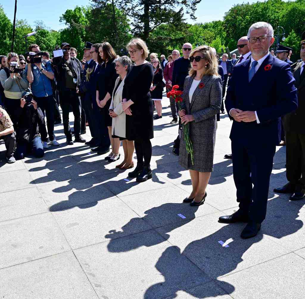 Ukraine-Botschafter Andrij Melnyk (v.r.n.l.) mit seiner Frau Svetlana Melnyk und der Familienministerin Lisa Paus am Ehrenmal im Berliner Tiergarten