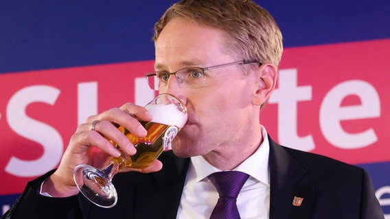 Daniel Günther (CDU), Prime Minister of Schleswig-Holstein and his party's top candidate, drinks a non-alcoholic beer at the election party.  © dpa-Bildfunk Photo: Christian Charisius/dpa