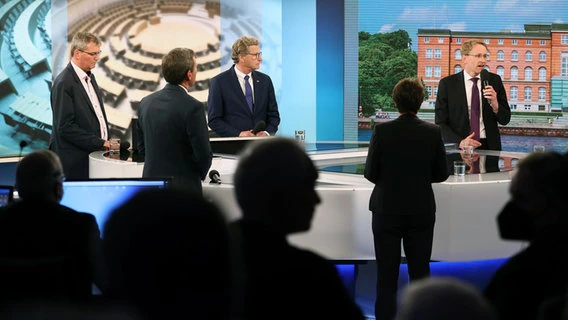 View of the TV round with the top candidates for the Schleswig-Holstein state elections (from left) Lars Harms (SSW), Thomas Losse-Müller (SPD), Bernd Buchholz (FDP), Monika Heinold (Bündnis 90/Die Grünen) and Daniel Gunther (CDU).  © dpa-Bildfunk Photo: Christian Charisius/dpa