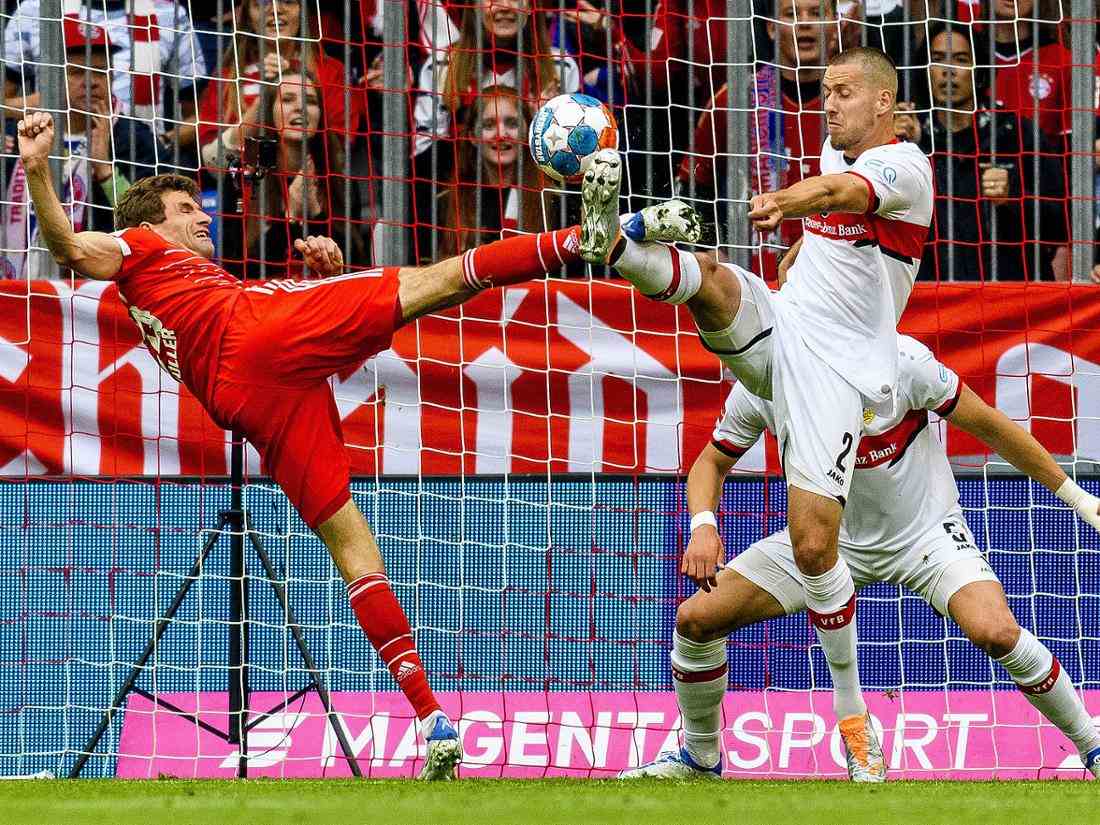 Thomas Müller trifft für den FC Bayern gegen den VfB Stuttgart.