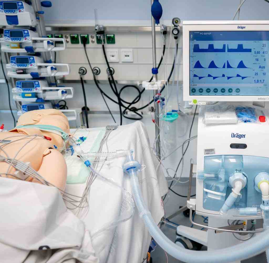 March 26, 2020, Berlin: A dummy doll lies on a bed in the newly opened intensive care unit of the Vivantes Humboldt-Klinikum in the Reinickendorf district on a Dräger ventilator.  The clinic now has 37 new beds in the intensive care unit for possible Covid 19 patients.  Photo: Kay Nietfeld/dpa +++ dpa picture radio +++