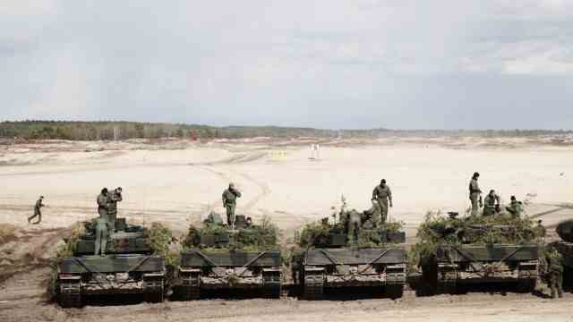 Rüstungsindustrie: Panzer vom Typ Leopard 2 bei einem Manöver.