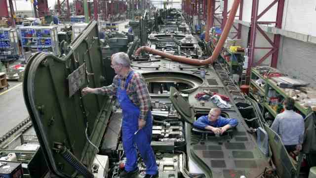 Rüstungsindustrie: Arbeiter setzten in Kassel Panzer vom Typ Marder instand.