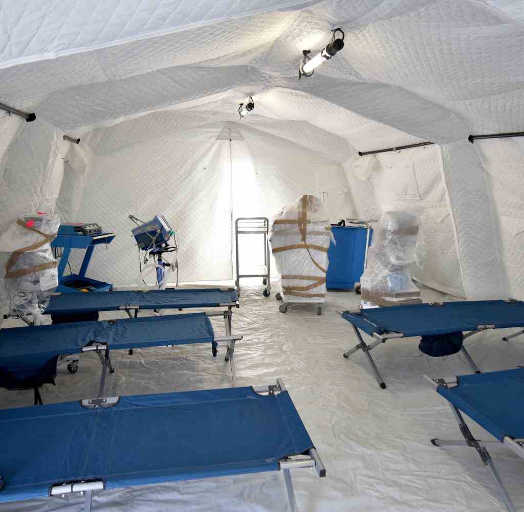 Medizinische Ausrüstung wartet in dem Feldkrankenhaus der humanitären Mission des Staates Israel auf seine Patienten