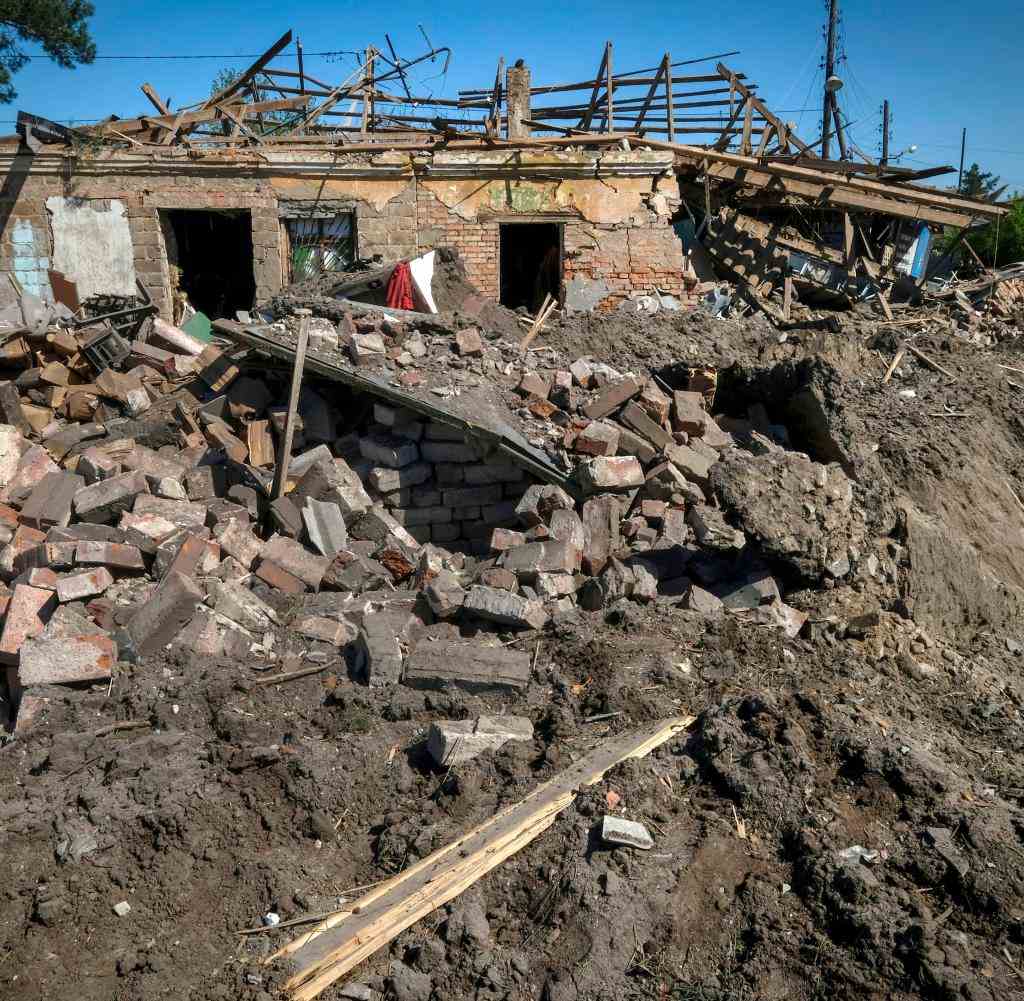 Krater und zerstörte Häuser nach einem russischen Lenkraketenangriff auf Bachmut