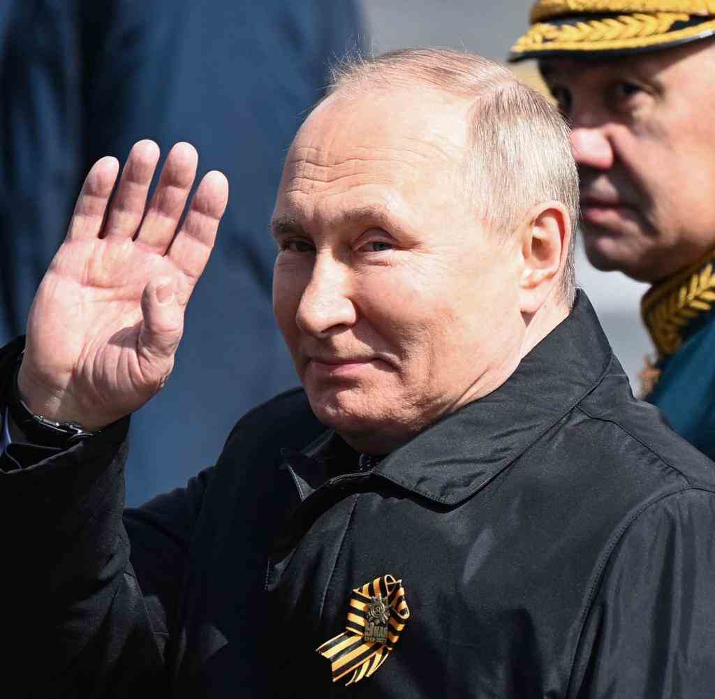 Russlands Präsident Putin, im Hintergrund sein Verteidigungsminister Sergei Schoigu