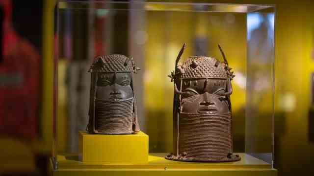 Hamburg: commemorative heads of a king from an unknown workshop of the bronze foundry guild Igun Eronmwon (Kingdom of Benin, Nigeria, 19th century).