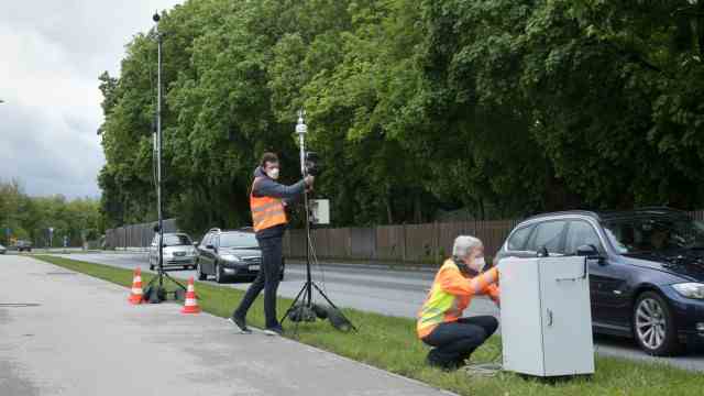 Company anniversary: ​​Measuring traffic noise like here in Gräfelfing is the less glamorous side of Müller-BBM's work.
