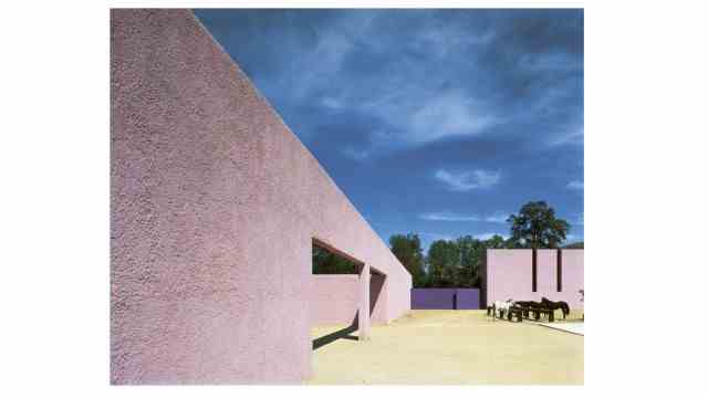 Barragán archive in Weil am Rhein: "Potential for a hit": the courtyard with horses and granary in the background by Luis Barragán and Andrés Casillas from the 1960s.
