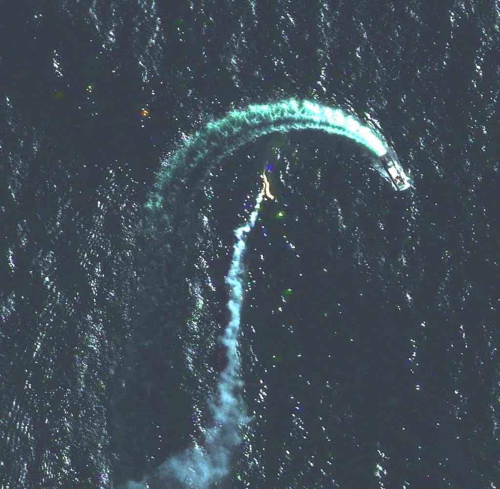 Das Satellitenbild von Maxar Technologies zeigt ein russisches Landungsschiff und offensichtlich einen Raketenangriff darauf in der Nähe der Schlangeninsel vor der Küste der Ukraine
