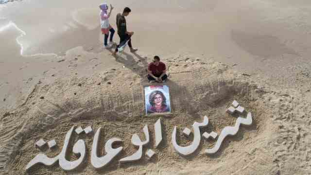 Middle East: A name in the sand: Mourning for Shireen Abu Akleh on the beach in Gaza.