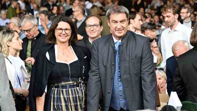 Passion Play in Oberammergau: Ilse Aigner, President of the Landtag, and Markus Söder, Prime Minister, are at the premiere in the Passion Theater.