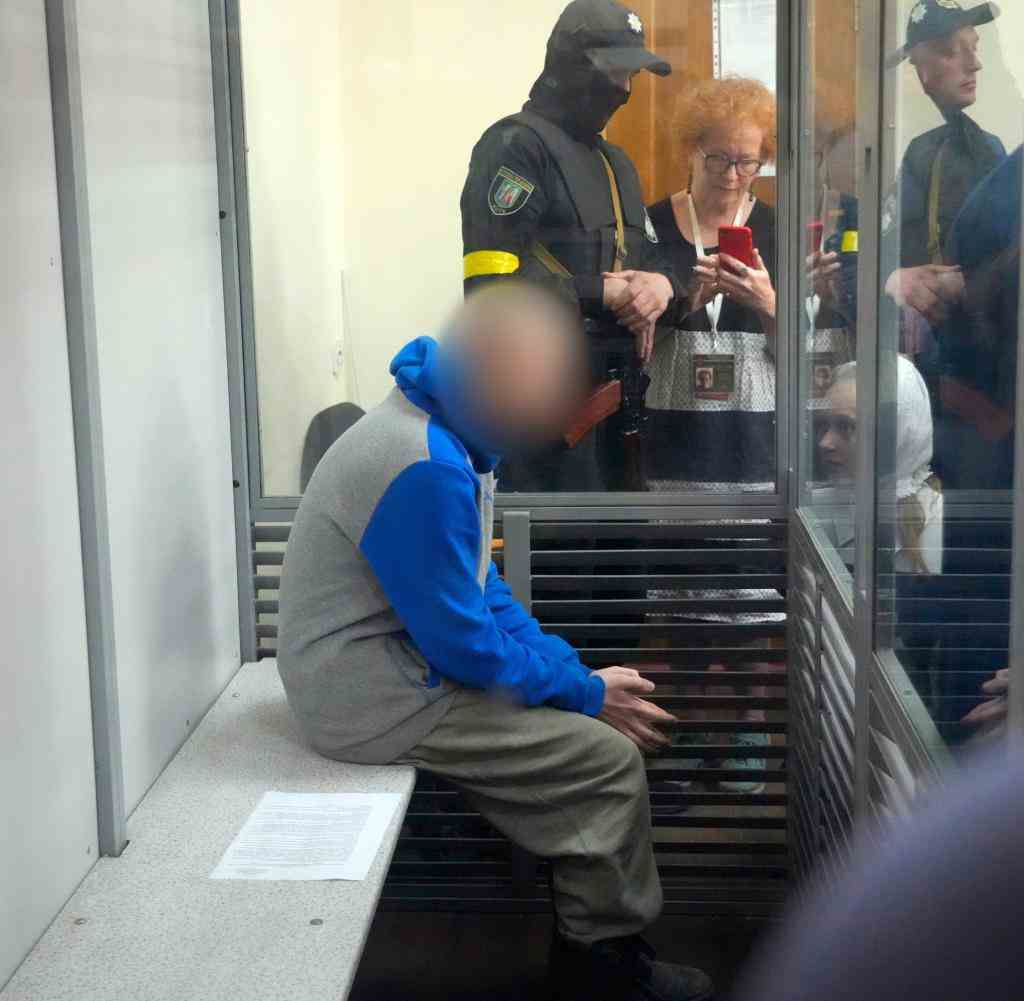 Ein 21-jähriger russischer Soldat, der Kriegsverbrechen angeklagt ist, sitzt in einer Glaskabine während der Gerichtsverhandlung in Kiew