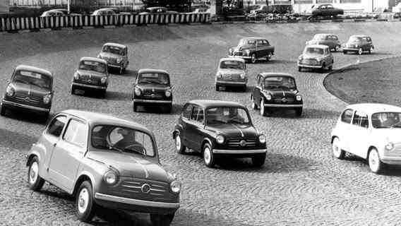 Fiat 500 and 600 cars on a test track on the roof of the Fiat plant in Turin-Lingotto on May 12, 1962. © dpa Photo: LaPresse Publifoto