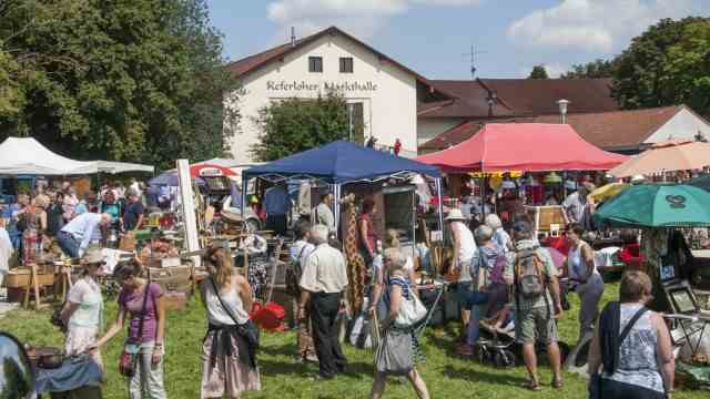 Celebrity tips for Munich and the region: The Keferloh flea market and antique market takes place every first Sunday of the month on the Keferloh estate in the municipality of Grasbrunn near Munich.