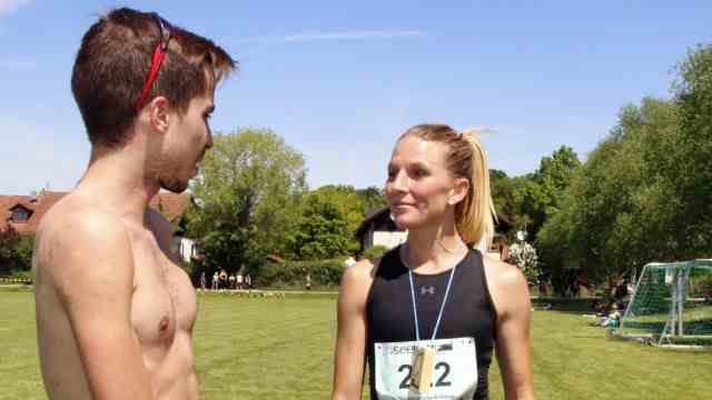 Weßlinger Seelauf: Ingalena Schömburg-Heuck, local hero and course record holder for 15 years, won the ten-kilometer run with ease - here in conversation with Dimitrios Tsakalos, the men's winner.